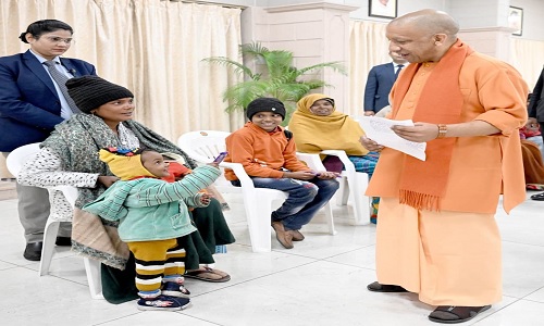 उप्र: जनता दर्शन में महिला की शिकायत पर मुख्यमंत्री ने पुलिस आयुक्त को कार्रवाई का निर्देश दिया