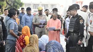 आदित्यनाथ ने 'जनता दर्शन' में सुनी फरियादियों की समस्याएं, अधिकारियों को दिये निर्देश