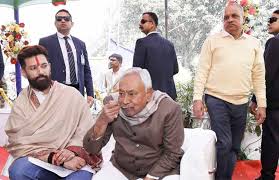 बिहार : चिराग के संक्रांति भोज में पहुंचे नीतीश, नितिन
