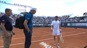 माउटेट ने अंडर आर्म सर्विस करके लोगों का ध्यान खींचा