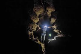 इंडोनेशिया के सुलावेसी में खोजी गयी मानवता की सबसे पुरानी ज्ञात गुफा कला