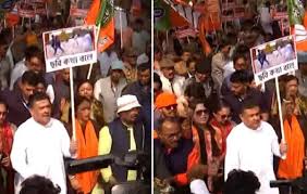 कोलकाता अग्निकांड में दोषियों की गिरफ्तारी की मांग को लेकर शुभेंदु अधिकारी ने जुलूस निकाला