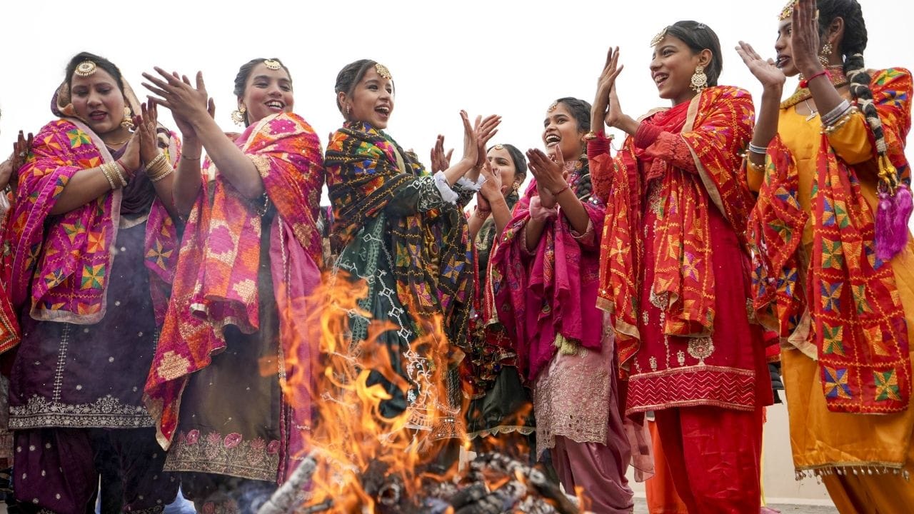 पंजाब और हरियाणा में मनाया गया लोहड़ी का त्योहार