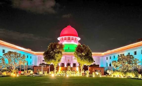 शहीद दिवस: न्यायालय के न्यायाधीशों, वकीलों ने स्वतंत्रता सेनानियों की याद में कुछ पल का मौन रखा