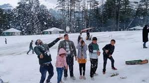 जम्मू-कश्मीर के भद्रवाह के ऊंचे इलाकों में ताजा हिमपात, पर्यटकों में खुशी