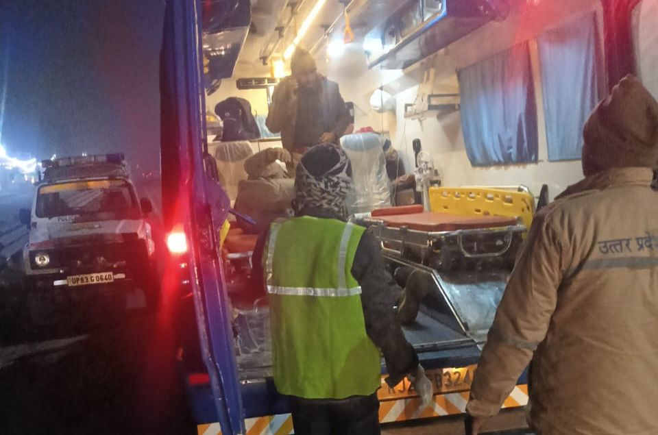 सांड से टकराई स्कूटी, दो युवक घायल, ट्रामा सेंटर रेफर