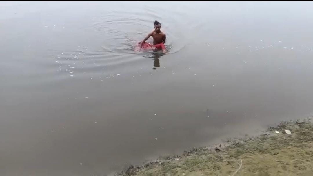 पारिवारिक विवाद के चलते महिला ने यमुना में लगाई छलांग, युवक ने बचाई जान