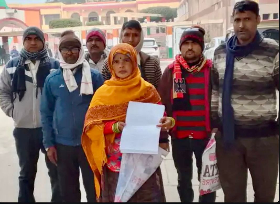 आम गली पर कब्जे का आरोप, डीएम से शिकायत