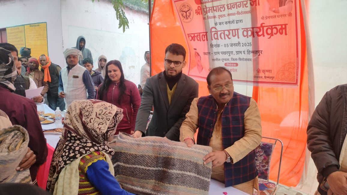 पखरपुरा में जरूरतमंदों को कंबल वितरण