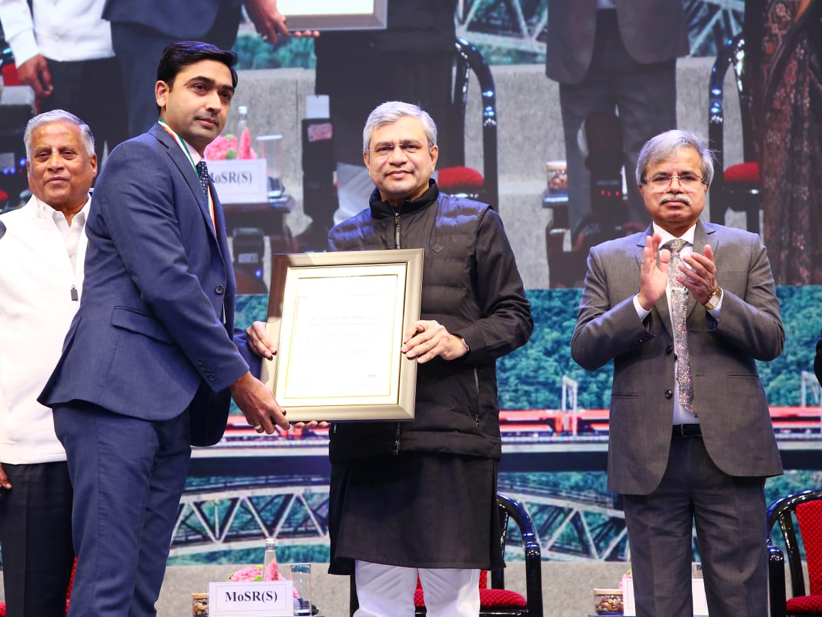 डिप्टी सीएसटीई कुश गुप्ता को रेलमंत्री ने उत्कृष्ट कार्य पर किया सम्मानित