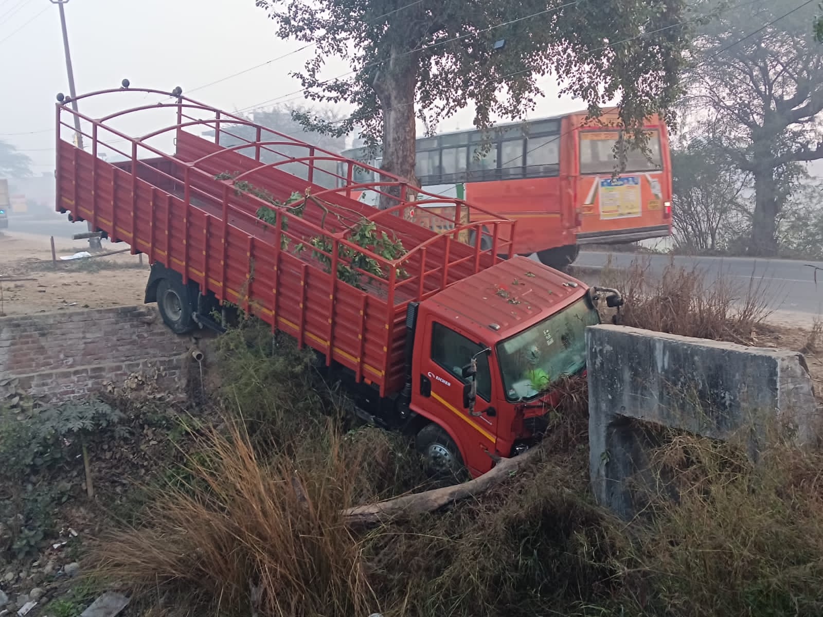 नींद का झोंका आने पर केंटर खाई में गिरी