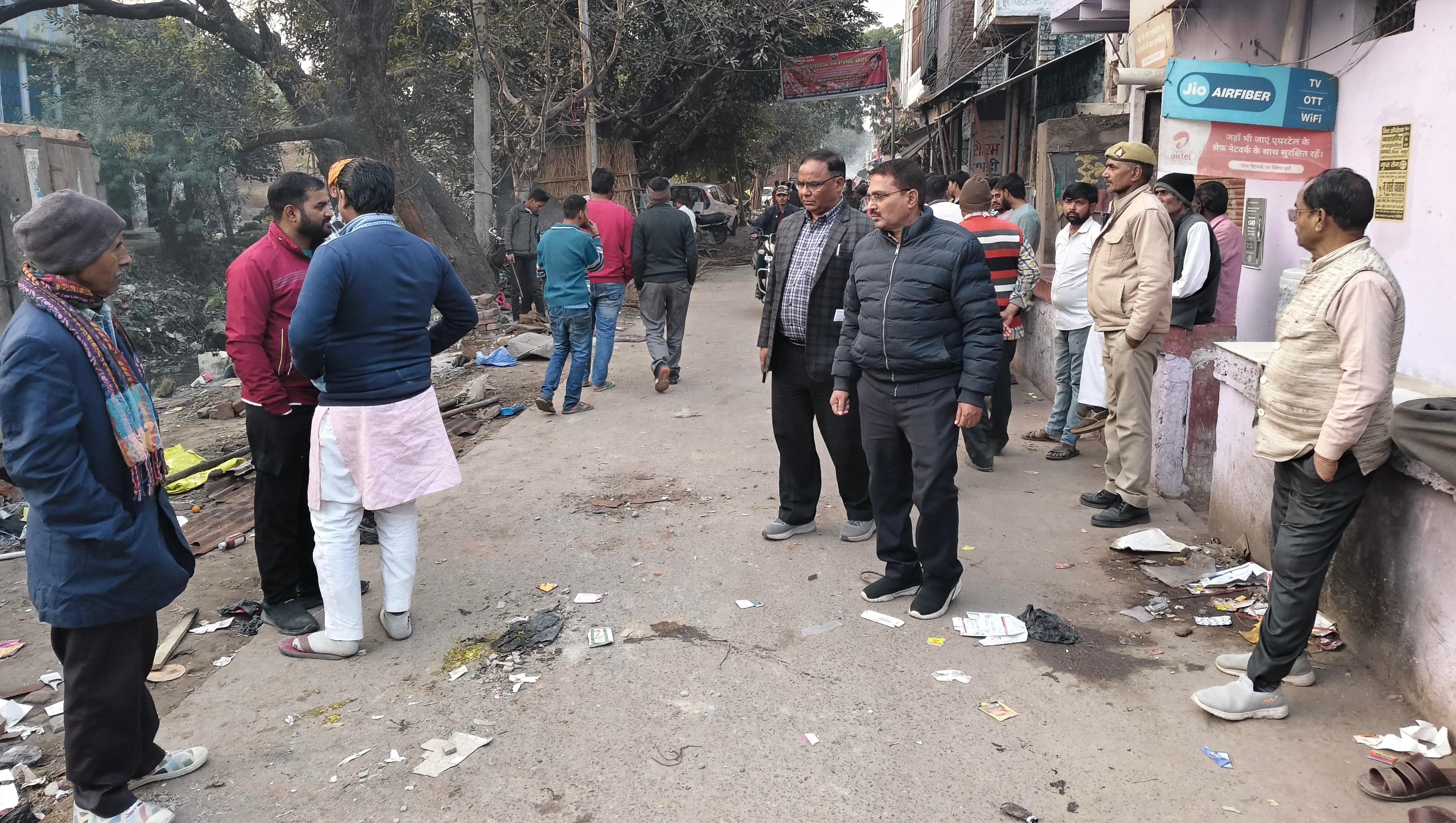 नगला बीच में नहर की पटरी से अतिक्रमण हटाया