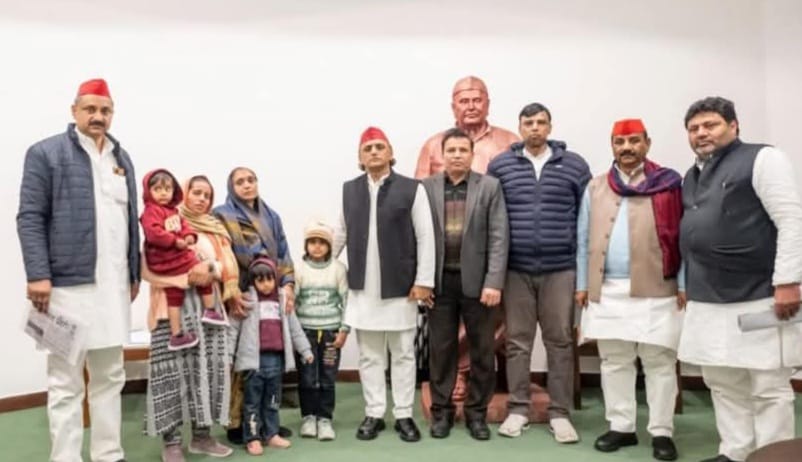 अखिलेश यादव ने मृतक बीएलओ सर्वेश सिंह जाटव के परिजनों को सौंपा दो लाख रुपये का चेक, बेटियों को भी दी आर्थिक सहायता