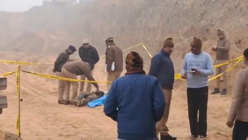 निर्माणाधीन ओवरब्रिज के नीचे मिला व्यक्ति शव, इलाके में मची सनसनी