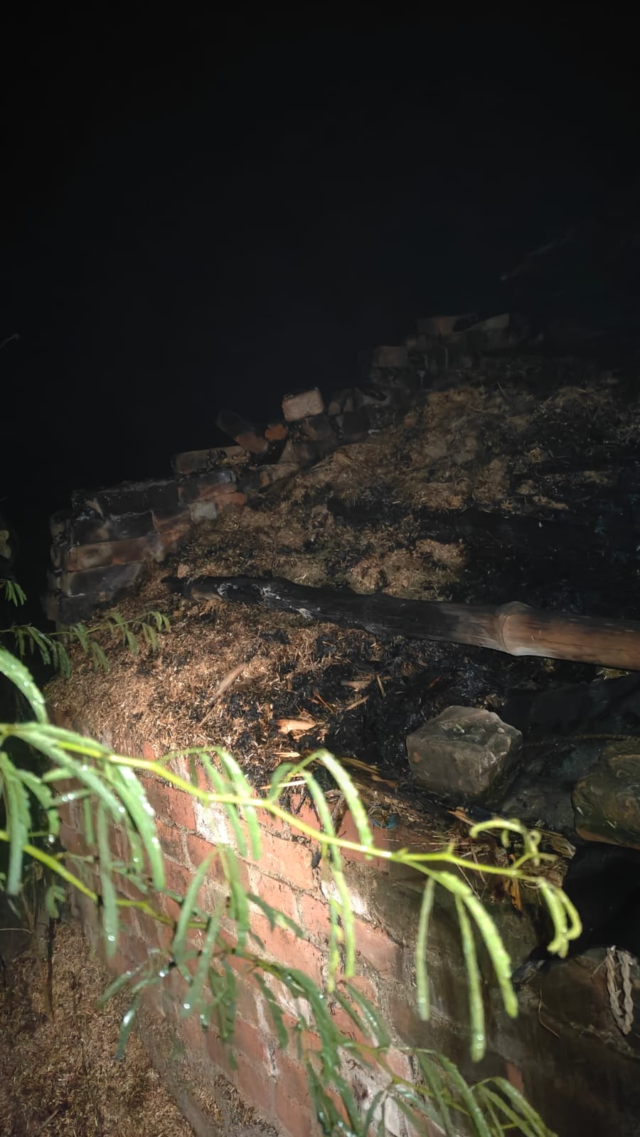 अज्ञात कारणों के चलते झोपड़ी में लगी आग, कड़ी मशक्कत के बाद ग्रामीणों ने बुझाई