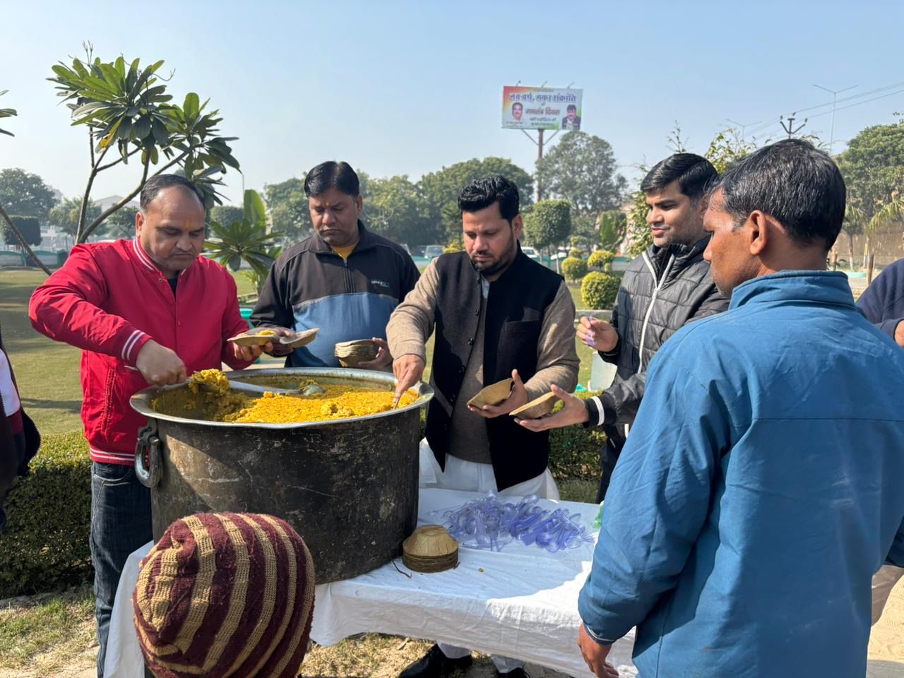एफएच मेडिकल कॉलेज मंदिर परिषद में मकर संक्रांति पर भव्य खिचड़ी वितरण