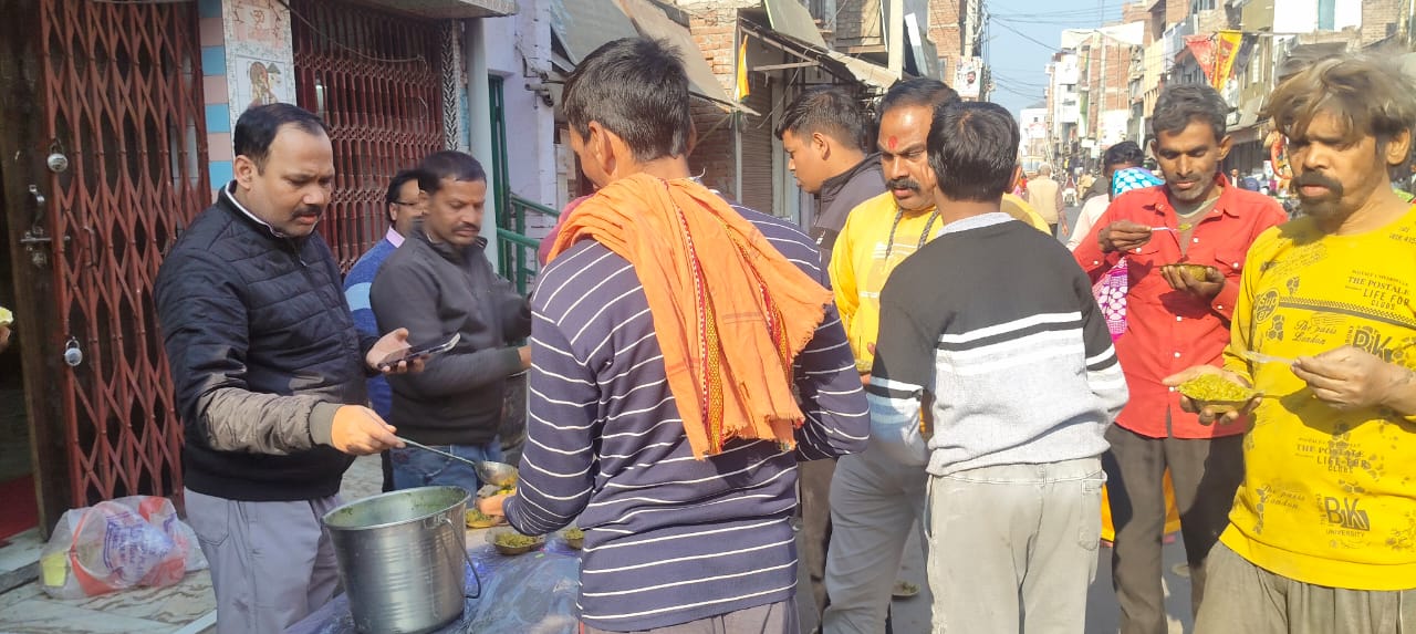 संक्रांति पर्व पर व्यापारियों ने कराया खिचड़ी भोज