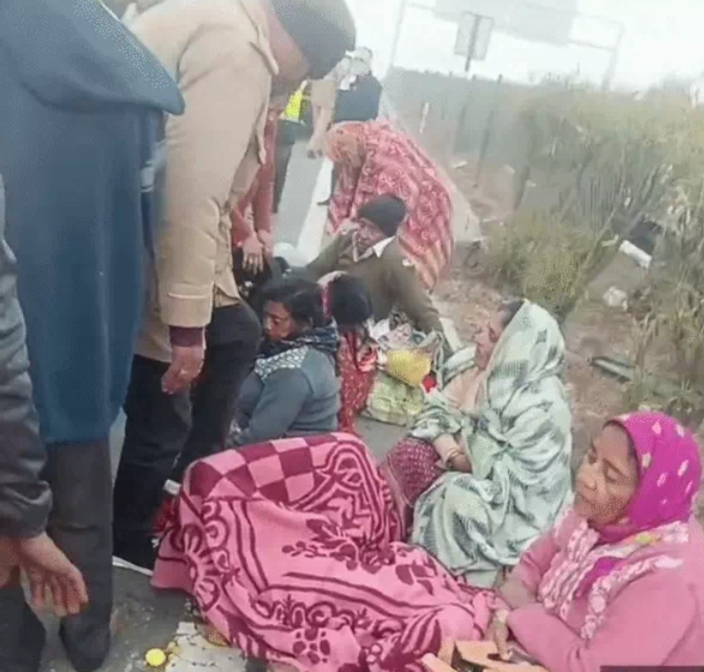 श्रद्धालुओं को ले जा रही मिनी बस का फटा टायर, अनियंत्रण होकर पलटी 