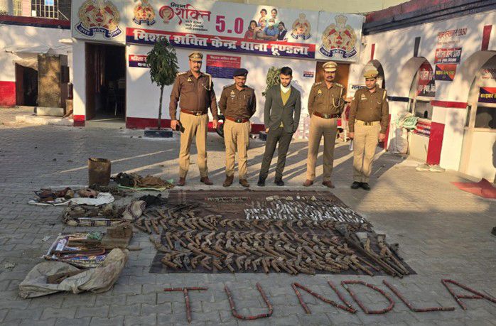 टूंडला में अवैध हथियारों का निस्तारण