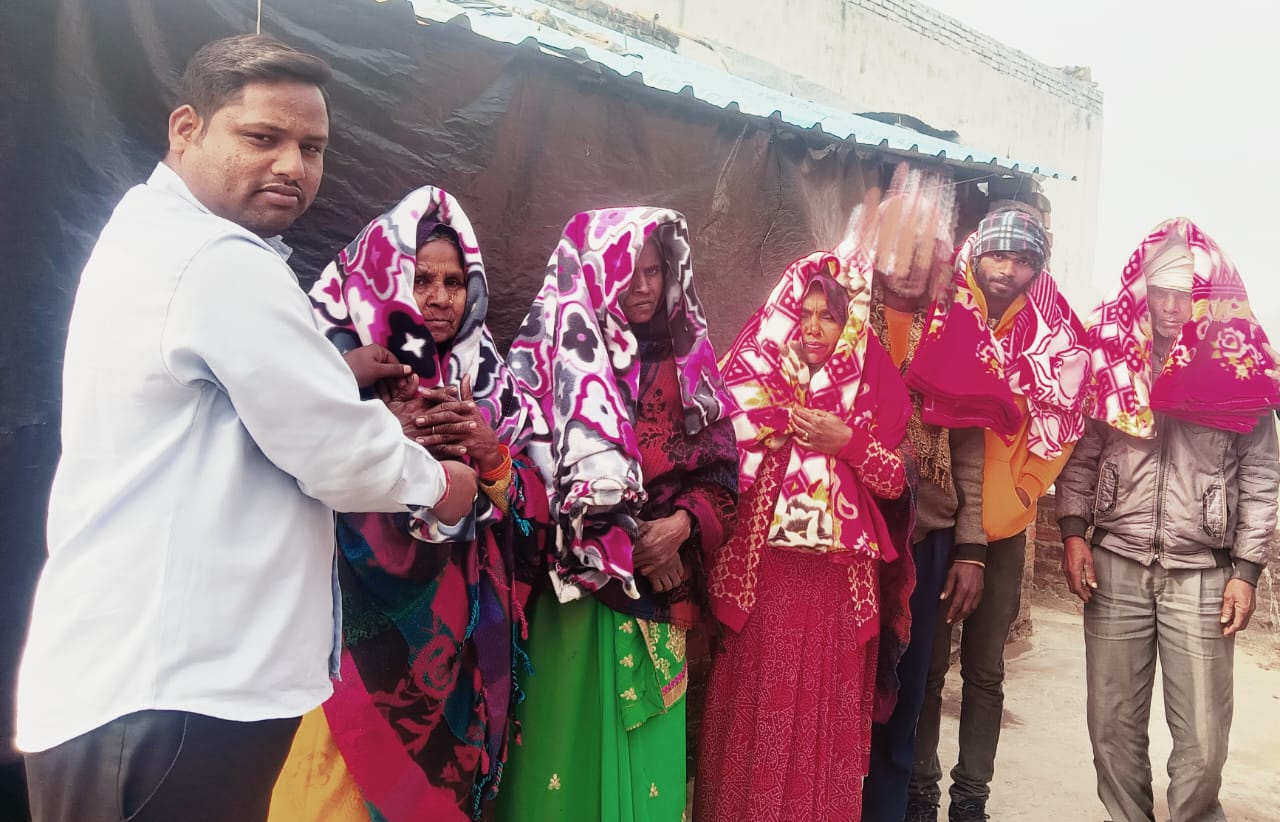 कड़ाके की ठंड में अभिषेक कठेरिया ने जरूरतमंदों को बांटे कंबल