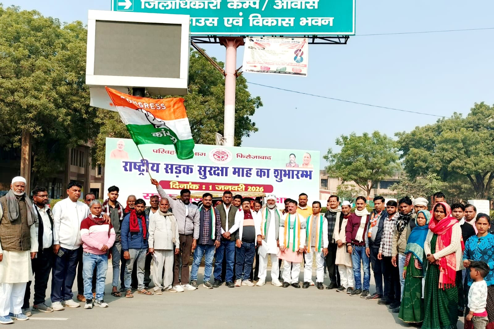 किसानों की जमीन के मुआवजा को लेकर कांग्रेस जिलाध्यक्ष ने डीएम को सौंपा ज्ञापन