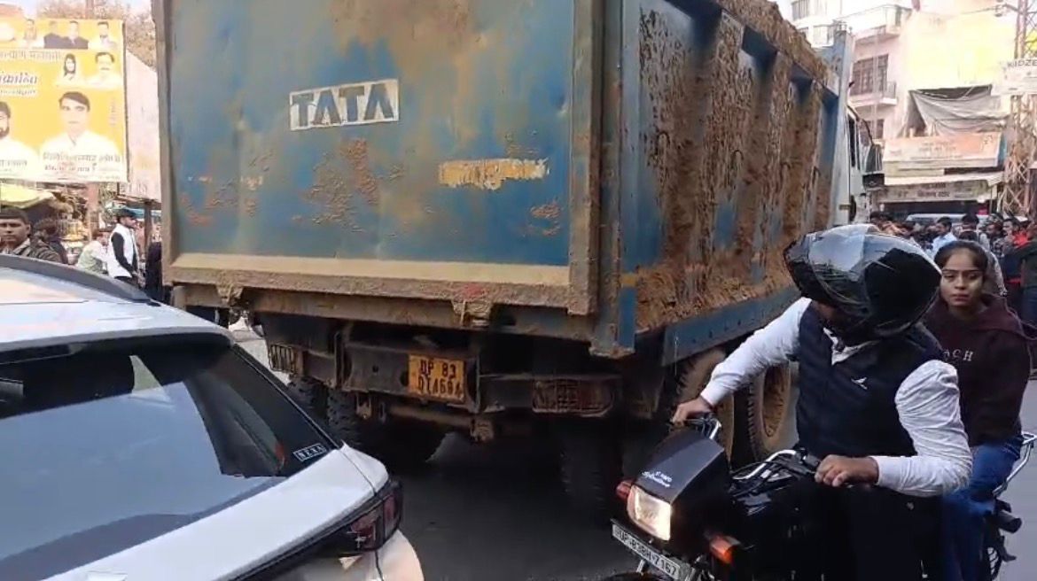 एटा चौराहे पर तेज रफ्तार डंपर की टक्कर से स्कूटी सवार पति-पत्नी की मौके पर मौत, अवैध खनन पर फिर उठे सवाल