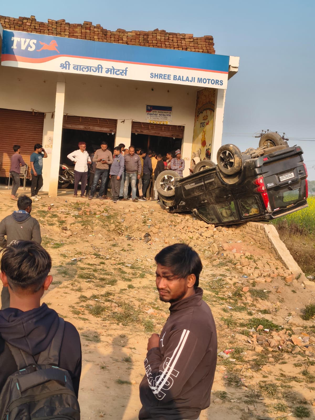 अनियंत्रण होकर पलटी स्कॉर्पियो , बाल बाल बचे कार सवार 