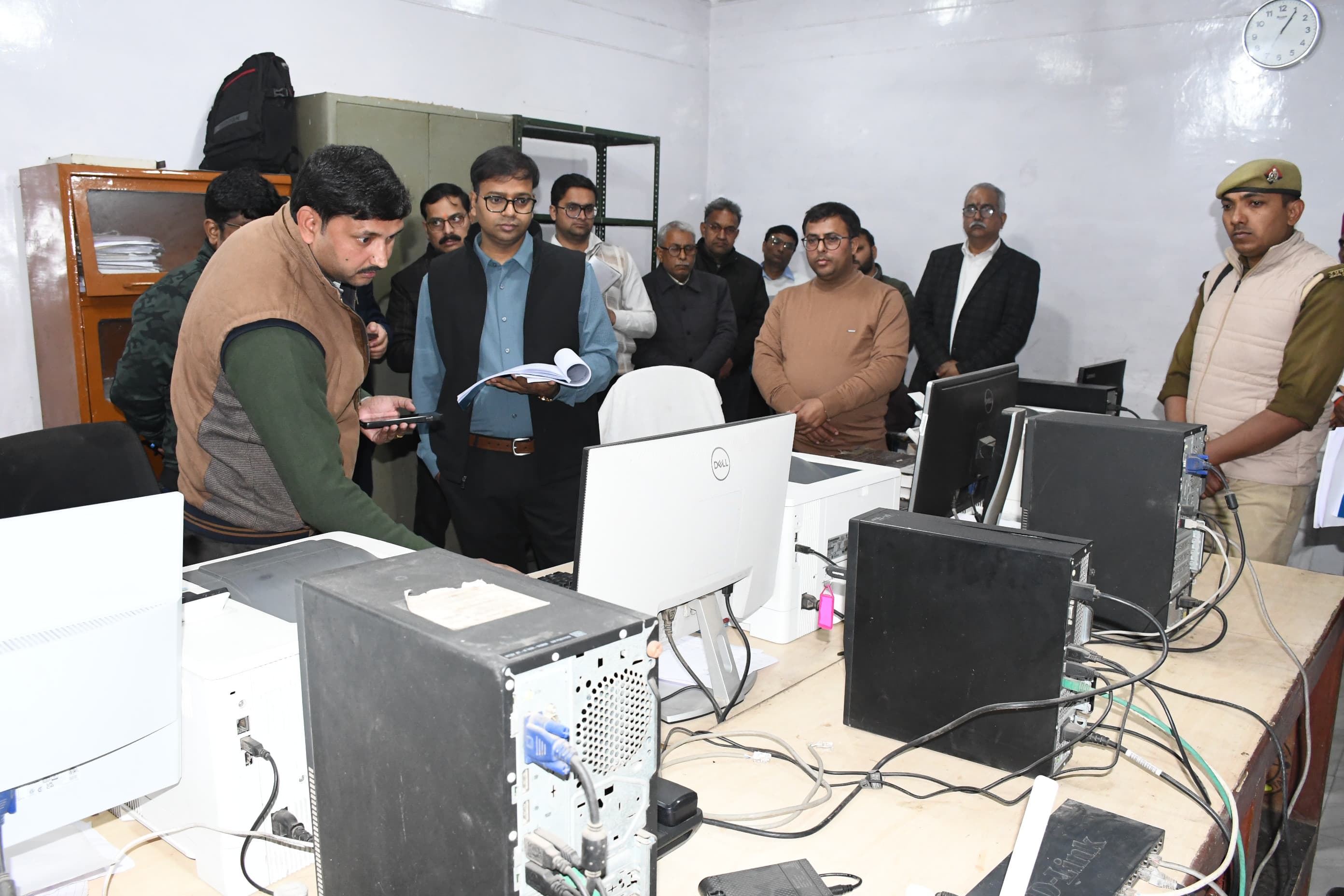 जिलाधिकारी ने किया तहसील व नगर पंचायत जसराना का औचक निरीक्षण; लापरवाही पर दो कानूनगो को चार्जशीट के निर्देश