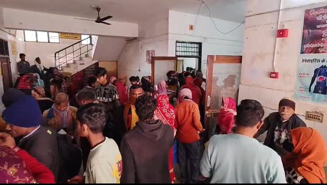फिरोजाबाद मेडिकल कॉलेज में बदहाल स्वास्थ्य सेवाएं, घंटों लाइन में लगने को मजबूर मरीज