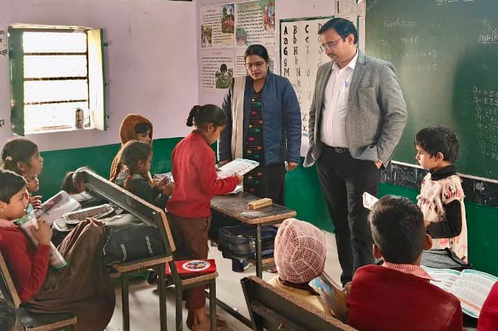 शिकोहाबाद के चार विद्यालयों का निरीक्षण, एक स्कूल को नोटिस