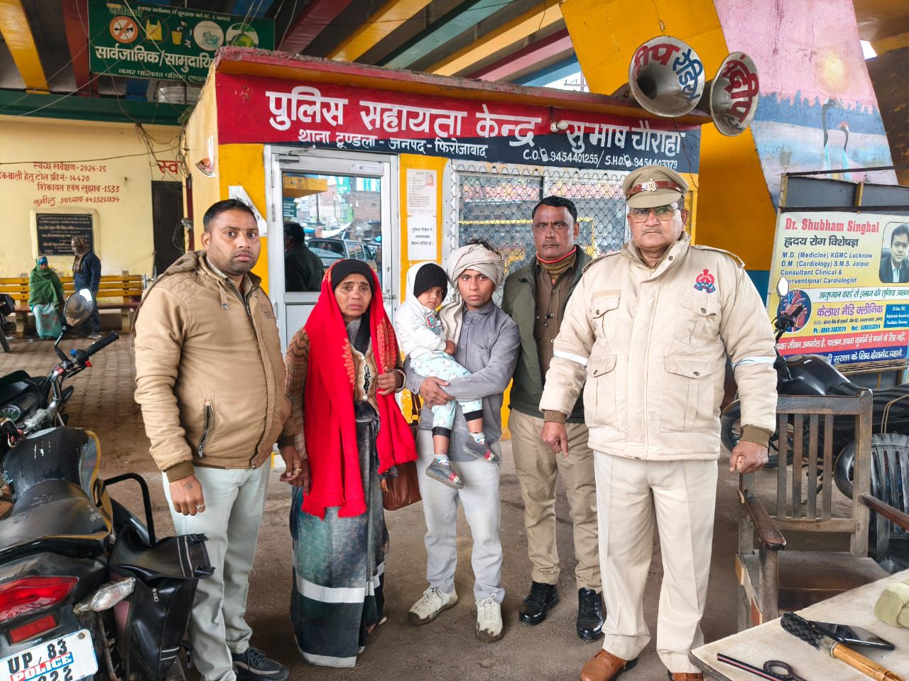 गुमशुदा तीन वर्षीय बच्ची सकुशल मिली, पुलिस ने परिजनों को सौंपा