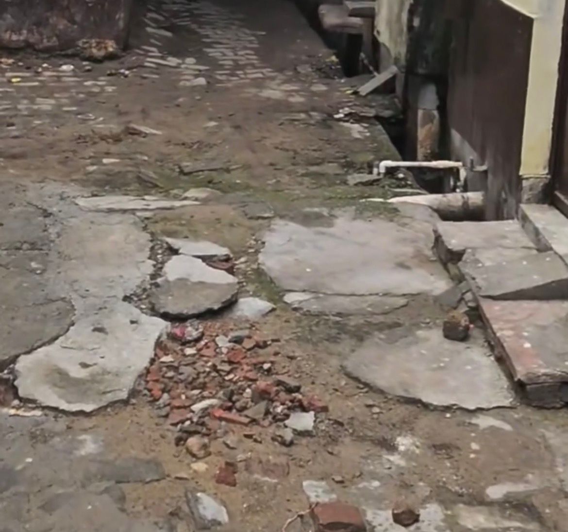 वार्ड 11 की गली बदहाल, जलापूर्ति व मरम्मत न होने पर आंदोलन की चेतावनी