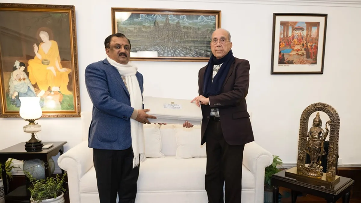 अयोध्या के रामकथा संग्रहालय को 233 साल पुरानी रामायण की पांडुलिपि भेंट की गई