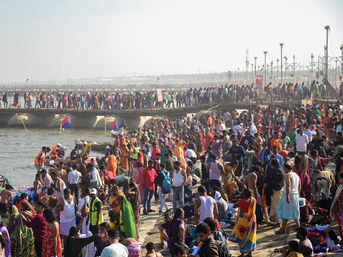 उप्र : एकादशी पर नौ लाख से अधिक श्रद्धालुओं ने गंगा में डुबकी लगाई