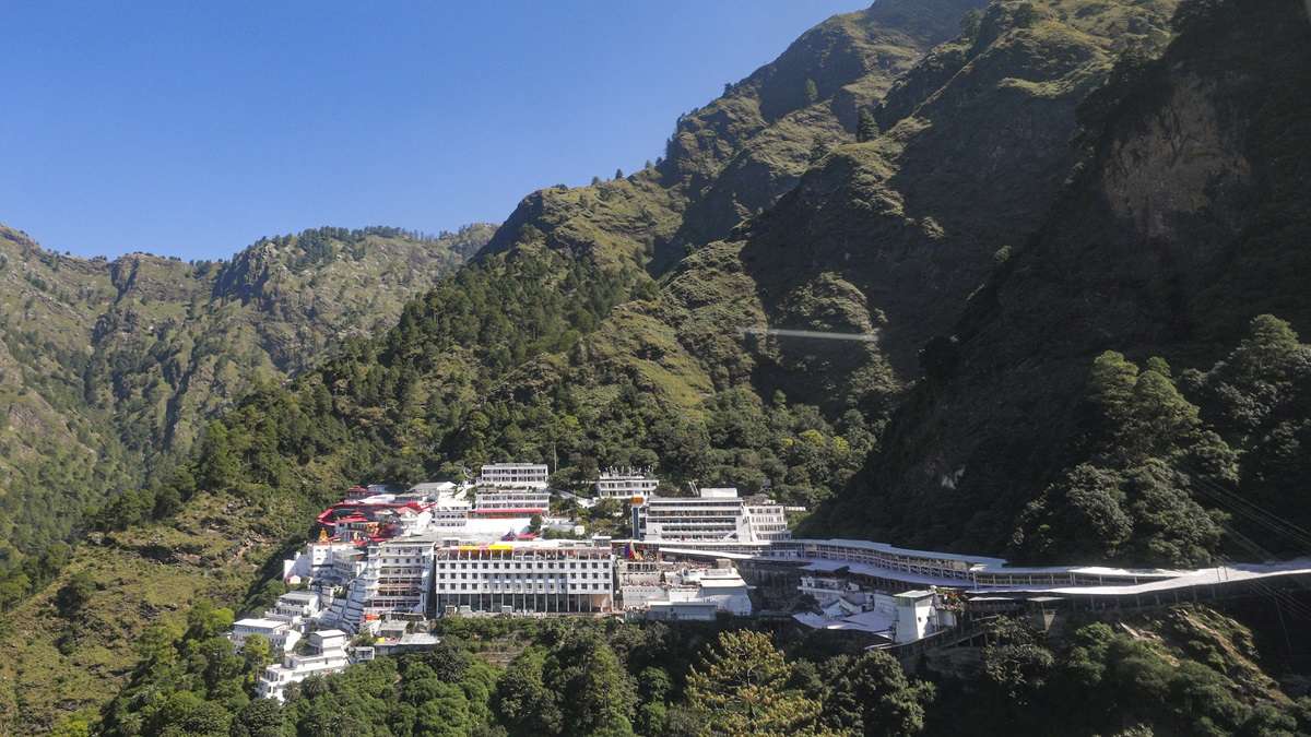 जम्मू-कश्मीर: वैष्णो देवी मंदिर की प्राकृतिक गुफा भक्तों के लिए फिर से खोल दी गई