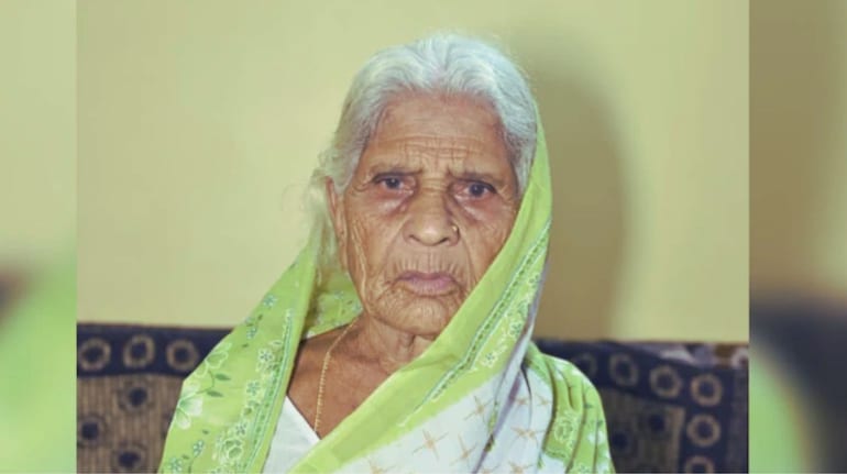 मृत मानी जा रही 103 वर्षीय महिला अंतिम संस्कार की तैयारियों के बीच जीवित मिली