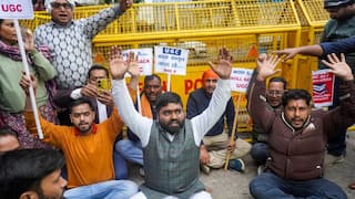 यूजीसी के नियमों को लागू करने की मांग को लेकर डीयू में छात्रों ने किया विरोध प्रदर्शन