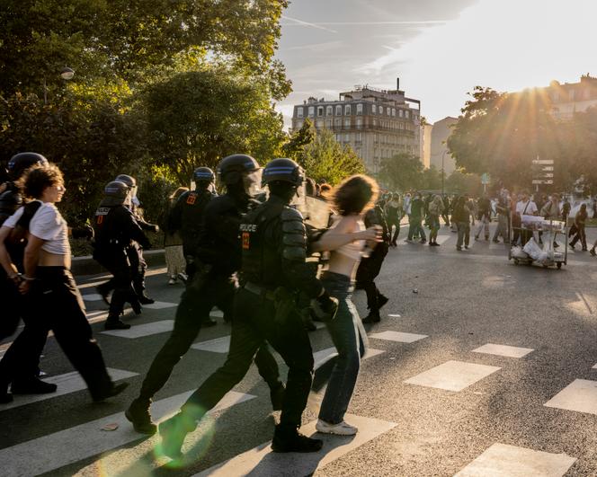 केवल भीड़ का हिस्सा होने के कारण पुलिस राहगीरों को नहीं उठा सकती: अदालत