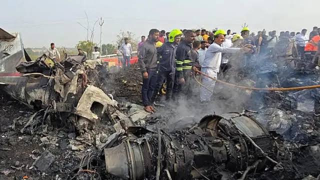 रोहित पवार ने शाह, नागर विमानन मंत्री और डीजीसीए को विमान दुर्घटना की जांच के लिए पत्र लिखा