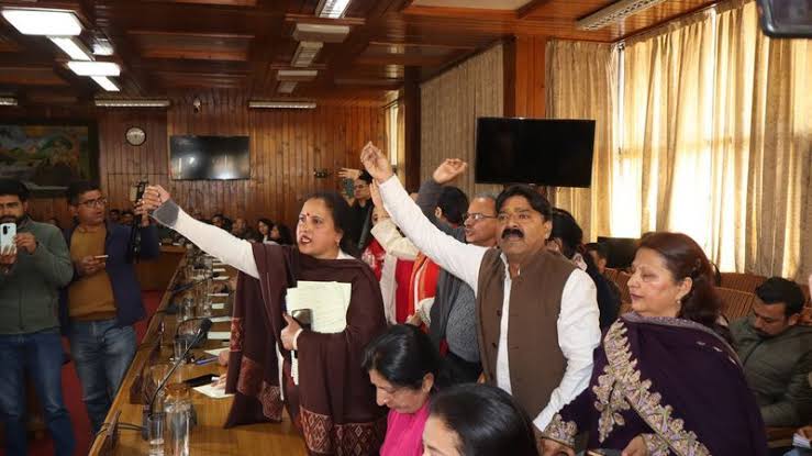 शिमला नगर निगम भवन में हंगामा, महापौर ने भाजपा के नौ पार्षदों को निलंबित किया