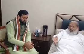 हरियाणा के मुख्यमंत्री पहुंचे अनिल विज के घर : फ्रैक्चर के बाद स्वास्थ्य की जानकारी ली
