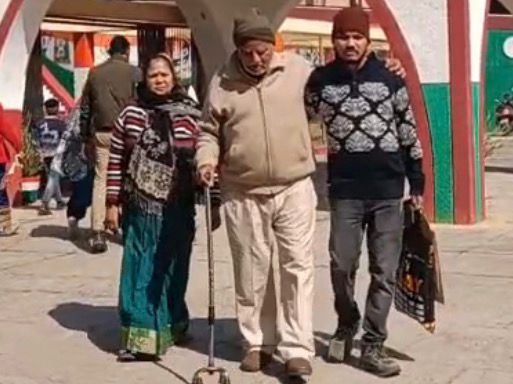 बेटे-बहू से त्रस्त बुज़ुर्ग दंपति ने मांगा इंसाफ