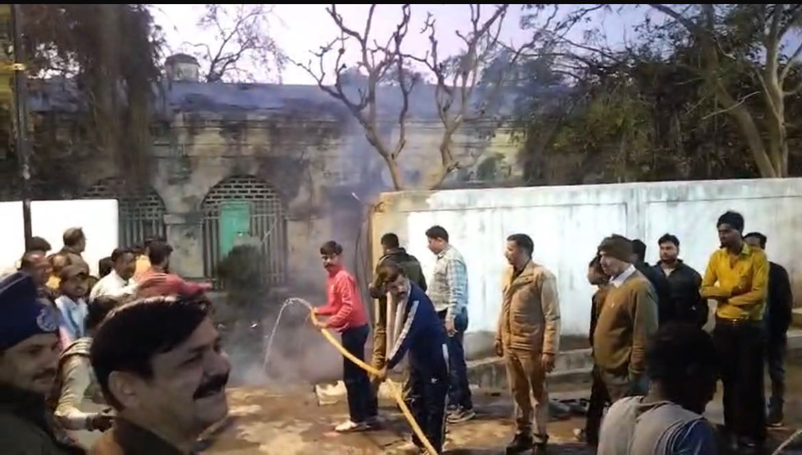 रेलवे स्टेशन परिसर में पीवीसी पाइप में लगी आग, बड़ा हादसा टला