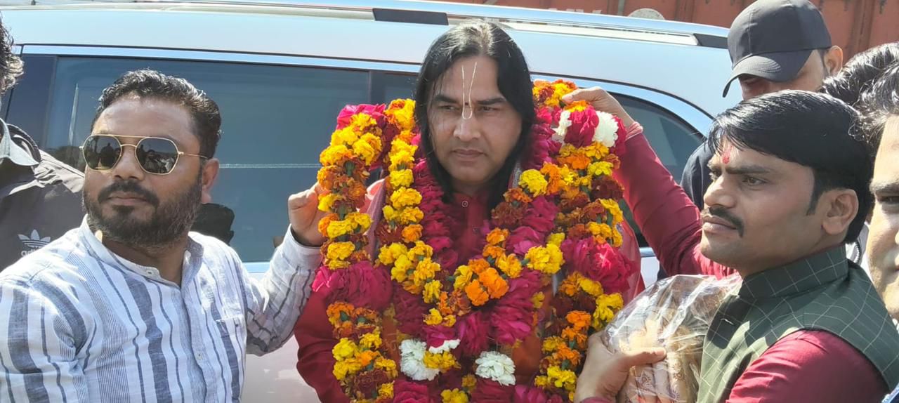 देवकीनंदन जी महाराज का भव्य स्वागत