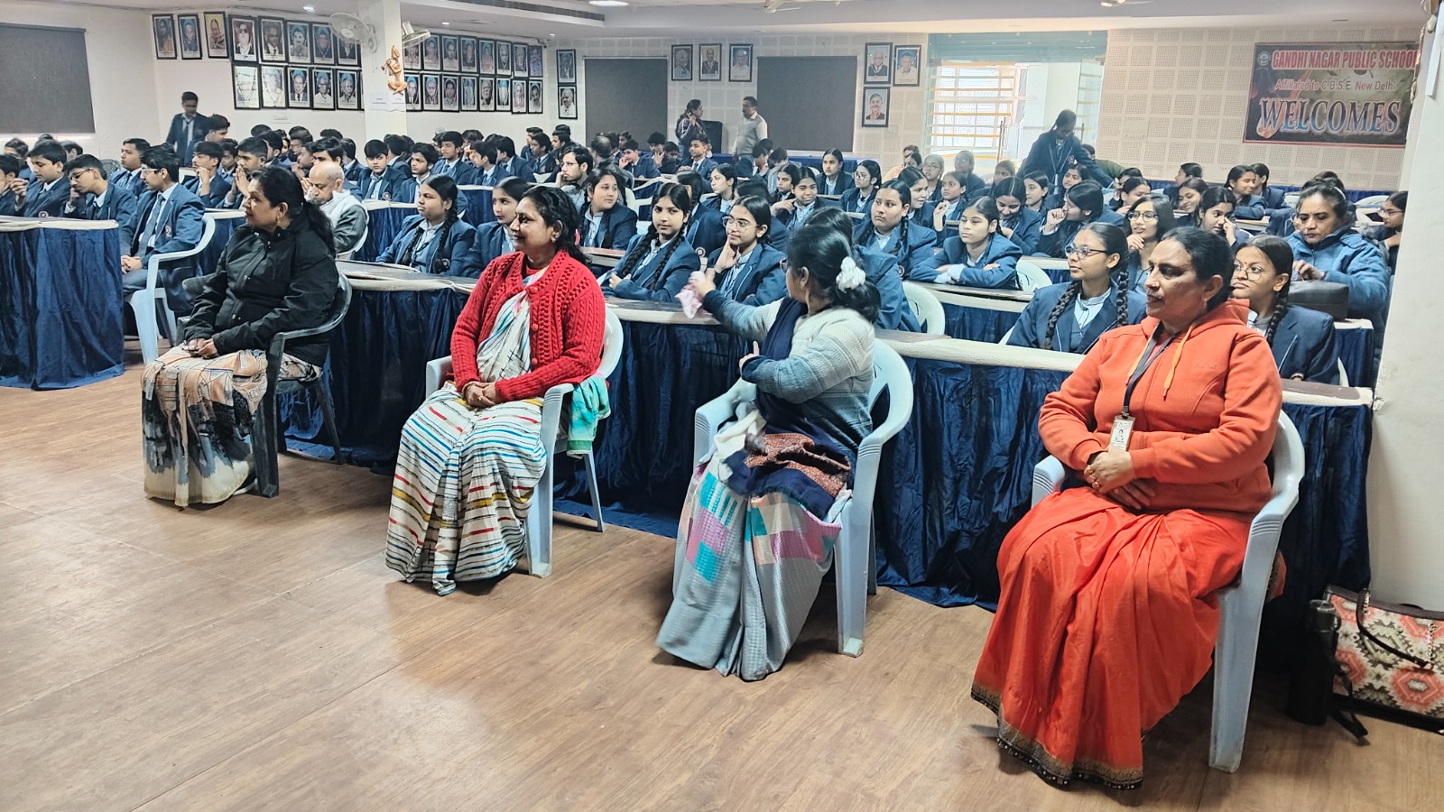 मुरादाबाद : गाँधी नगर पब्लिक स्कूल में पीएम नरेन्द्र मोदी के द्वारा परीक्षा पे चर्चा विषय पर नवां संस्करण में आयोजित