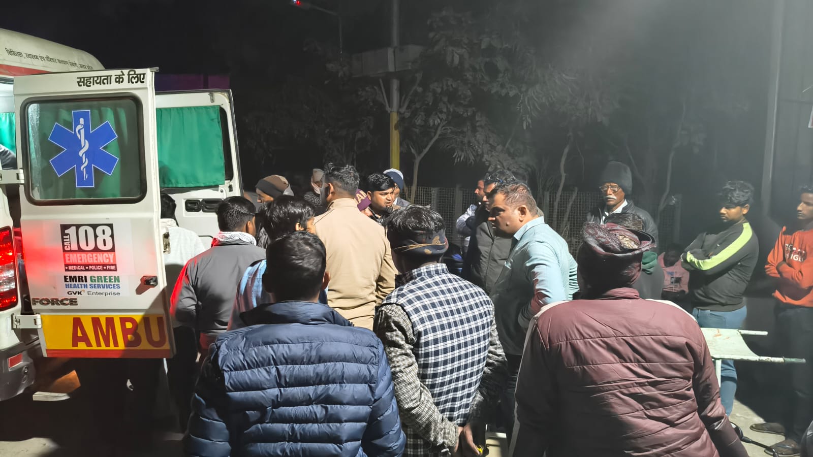 ट्रक की टक्कर से युवक की मौत, दो लोग घायल