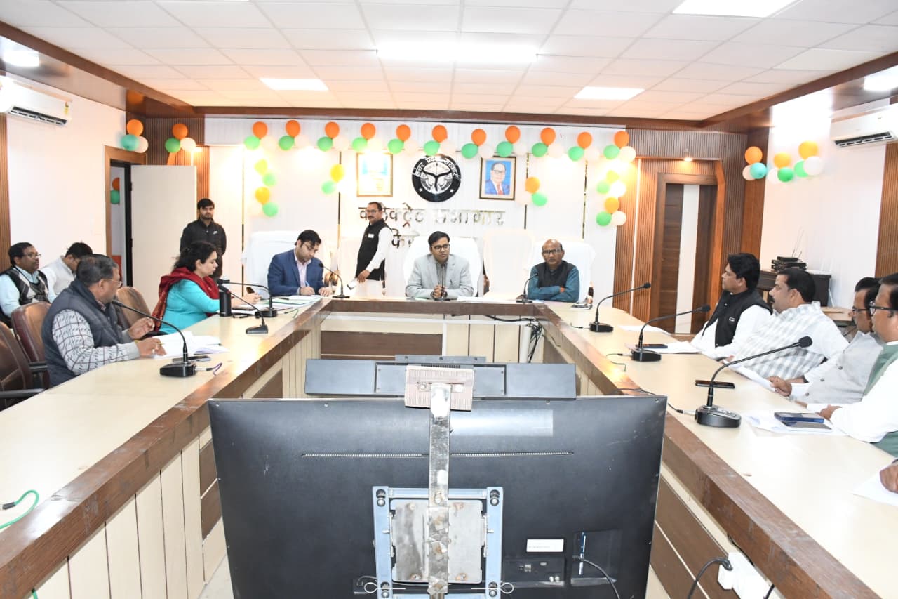 मतदाता सूची की पारदर्शिता को लेकर डीएम ने राजनीतिक दलों के प्रतिनिधियों से की बैठक 