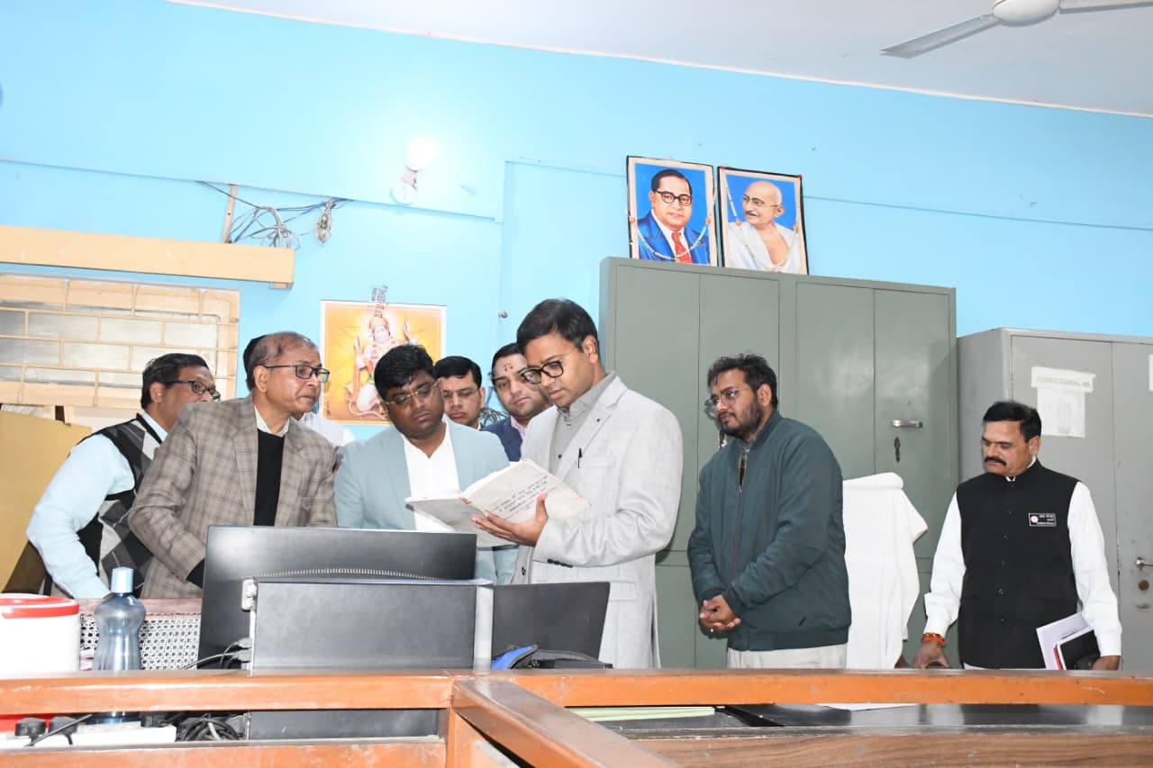 जिलाधिकारी ने किया तहसील सदर का औचक निरीक्षण 