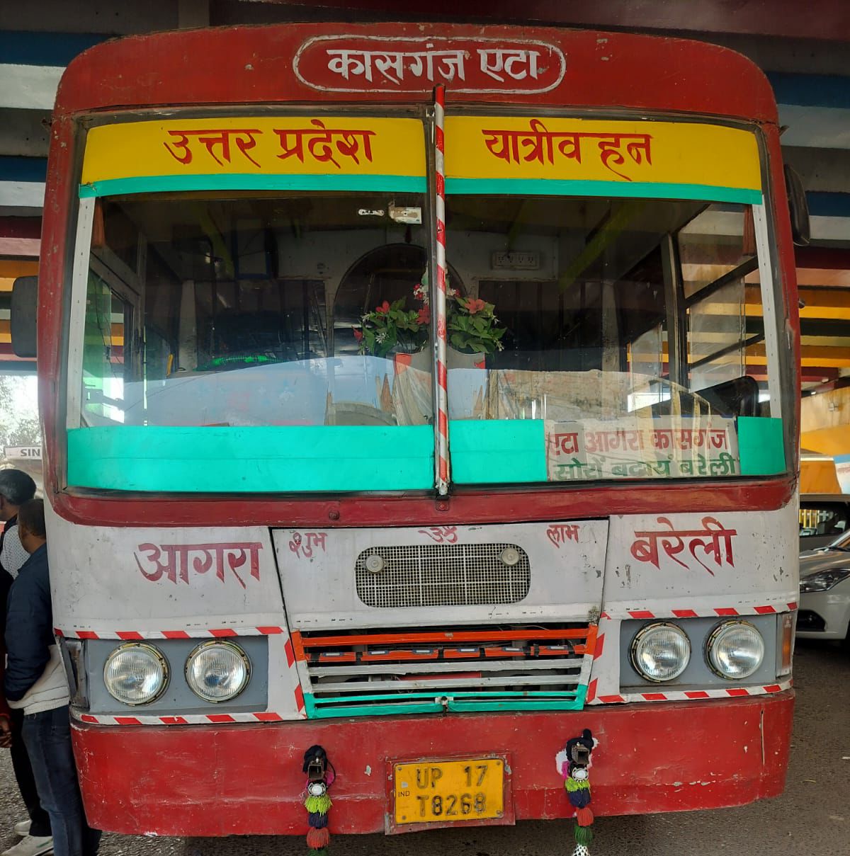 रोडवेज के रंग में दौड़ रही प्राइवेट बस पर कार्रवाई