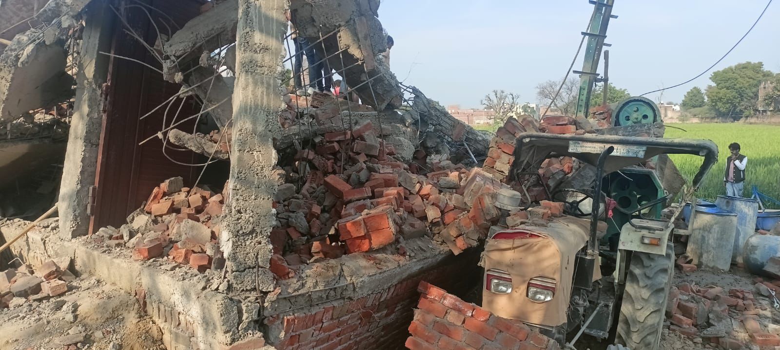 निर्माणाधीन मकान का लेंटर गिरा, मासूम की मौत; 11 मजदूर घायल